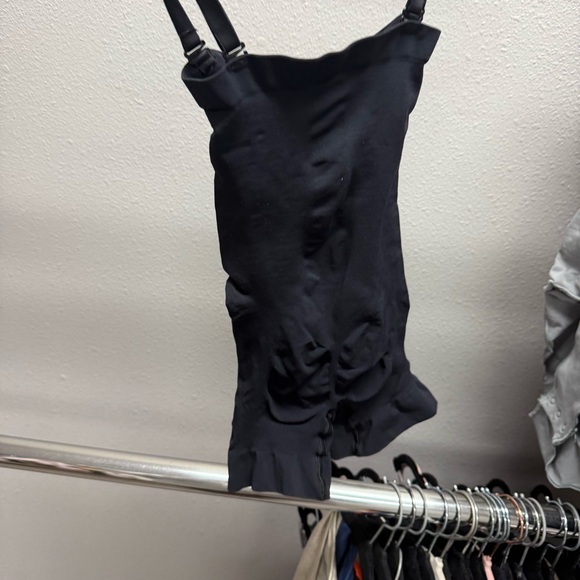 Skims Black Seamless Sculpt Strapless Shortie Bodysuit. Comes with straps NWOT - Picture 5 of 5